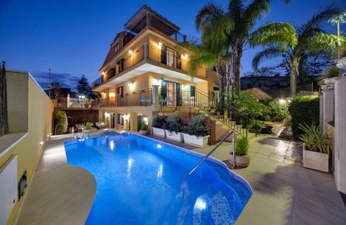 Marina di Ragusa Villa | Villa 'Magda' with Private Pool, Wi-Fi and Air Conditioning