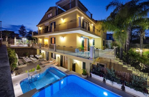 Marina di Ragusa Villa | Villa 'Magda' with Private Pool, Wi-Fi and Air Conditioning