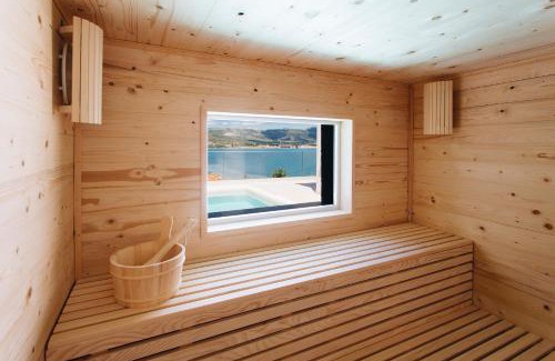 Mastrinka Villa | Villa Magna - seaside villa with pool and sauna