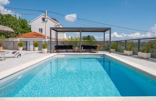 Tugare Villa | Villa Magnolia with heated Pool and Jacuzzi, near sea
