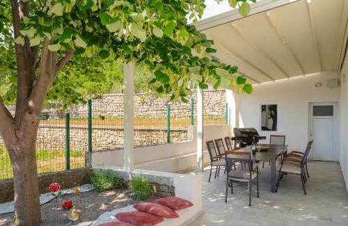 Tugare Villa | Villa Magnolia with heated Pool and Jacuzzi, near sea