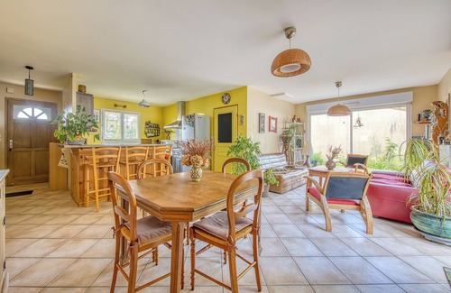 Andernos-les-Bains Villa | Villa 'Maison Calme Et Vue Forêt' with Private Terrace and Wi-Fi