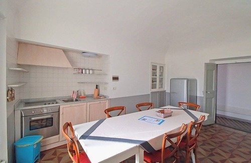 Finalborgo House | Villa Malvina F: A welcoming apartment that is part of an ancient historic building, with Free WI-FI.