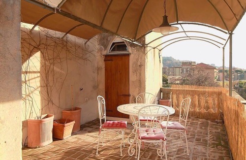Finalborgo House | Villa Malvina F: A welcoming apartment that is part of an ancient historic building, with Free WI-FI.