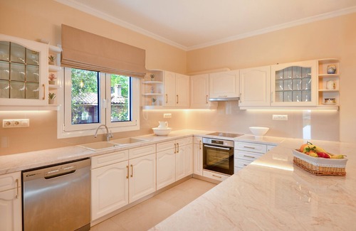 Kato Korakiana Villa | Villa marifei Corfunna luxury villa retreat with bbq, garden and swimming pool