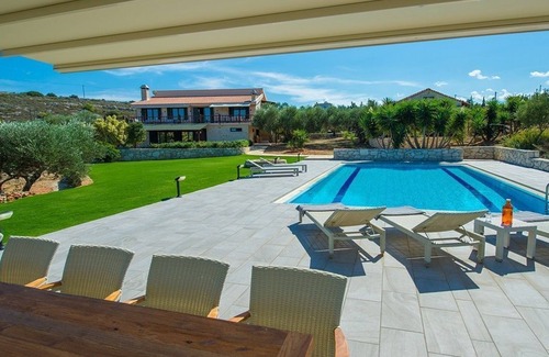 Kambanion Villa | Villa Mathea - Spacious Villa and Annex with Privacy and Large Swimming Pool