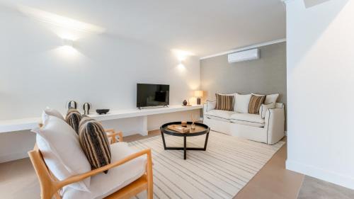 Praia da Luz House | Villa Maya Luxurious House With Pool by LovelyStay