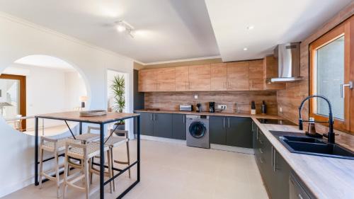 Praia da Luz House | Villa Maya Luxurious House With Pool by LovelyStay