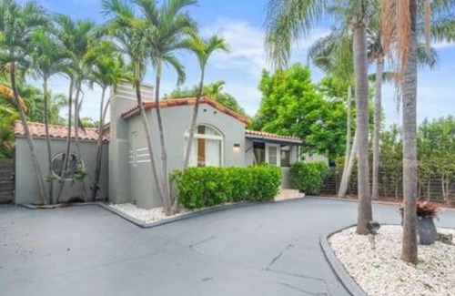 Northeast Miami Condo | Villa Miami Poolside Paradise