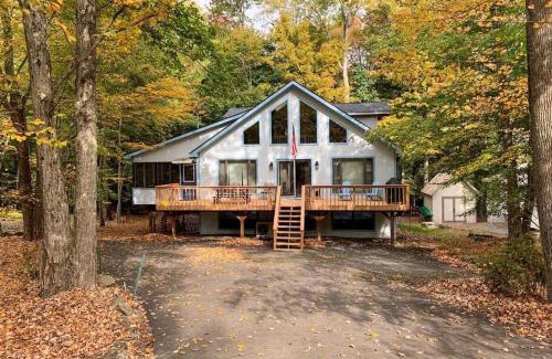 Lake Ariel Ski Chalet | Villa MiaNova A Modern Hideout in the Woods