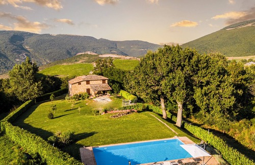 Castelraimondo Villa | Villa Nasca – Spacious Garden, Pool and Weddings