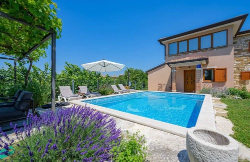 Momjan House | Villa Nila
