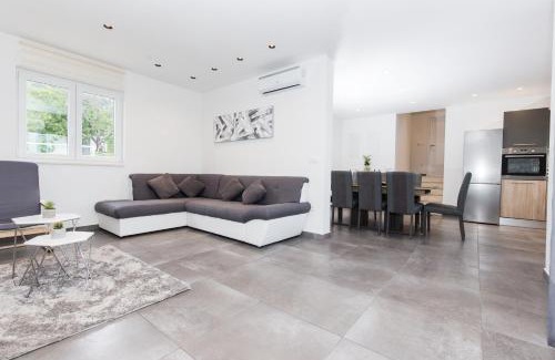 Kastel Kambelovac Villa | Villa Olive Gardens