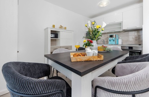 Podgora Apartment | Villa Pape, Pape’s Horizon – Seaside stay with private pool & full-floor ease