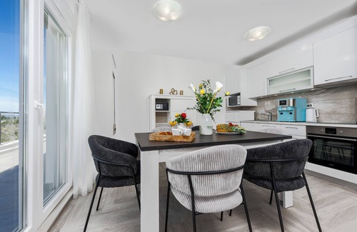 Podgora Apartment | Villa Pape, Pape’s Horizon – Seaside stay with private pool & full-floor ease