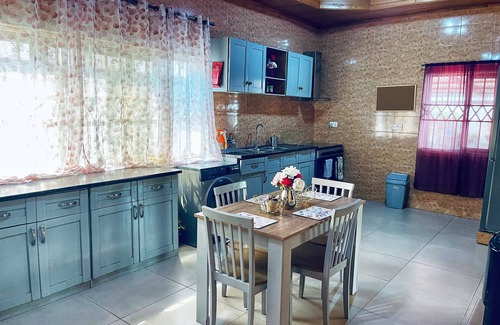 Accra House | Villa Polly - Cosy Spacious 3 Bed Hse/High Speed Wi-Fi
