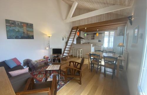 Fouras House | Villa rénovée à Fouras: 2 ch + mezzanine, proche plage/centre, jardin privatif, équipement complet - FR-1-709-64