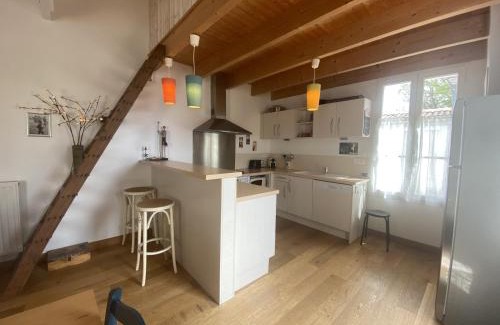 Fouras House | Villa rénovée à Fouras: 2 ch + mezzanine, proche plage/centre, jardin privatif, équipement complet - FR-1-709-64