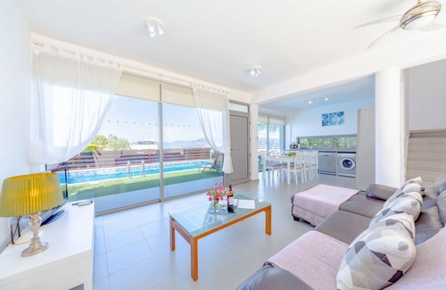 Latchi Cottage | Villa Santorini - a villa that sleeps 6 guests in 3 bedrooms