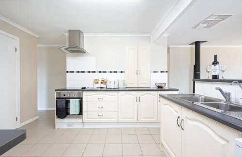 Lyndoch House | Villa Scalzi - 4-Bed Getaway with Free Wine