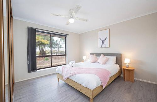 Lyndoch House | Villa Scalzi - 4-Bed Getaway with Free Wine