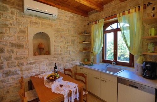 Atsipópoulon House | Villa Sifina, natural stone villa with sea view. 5 minutes drive to the beach,