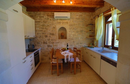 Atsipópoulon House | Villa Sifina, natural stone villa with sea view. 5 minutes drive to the beach,