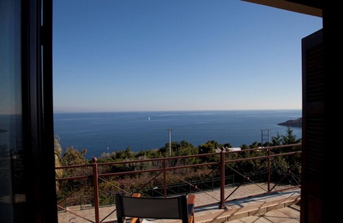 Lavreotiki House | Villa Sounion with sea view