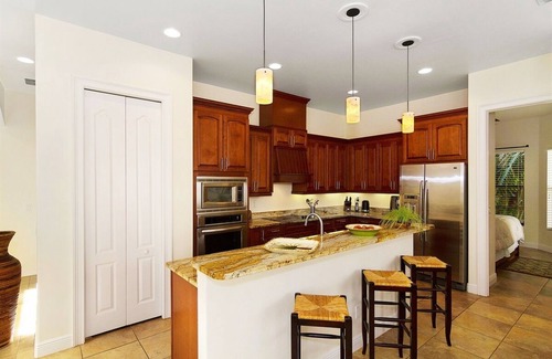 Eight Lakes House | Villa Southern Shores - Luxury Waterfront Escape with Heated Pool/Spa