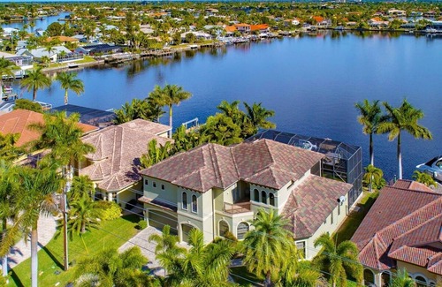 Eight Lakes House | Villa Southern Shores - Luxury Waterfront Escape with Heated Pool/Spa