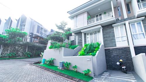 Dinoyo Villa | Villa Sunrise with Private Pool