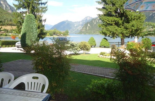 Idro Apartment | Villa Tiziana Type T3 - DIRECTLY ON THE LAKE - up to 4 people - pool - garden - wide view