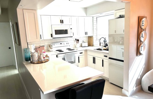 Lake Worth Apartment | Villa Trento - Charming beach inspired condo with close proximity to the beach !