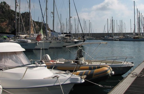 Torre di Bari Apartment | Villa with a large luxury apartment situated at a short walk from Torre di Bari.