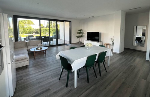 Mas Pinell Villa | Villa with swimming pool 5 minutes walk from Mas Pinell beach!