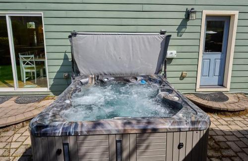 McMinnville House | Villa with Hot Tub, Firepit and Game room