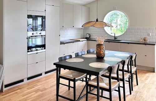 Dvarsatt Villa | Villa with lakeside location