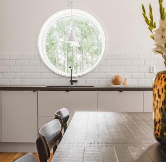 Dvarsatt Villa | Villa with lakeside location