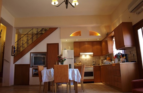 Pigi Villa | VILLA WITH PRIVE POOLGARDEN AREA, bbq , wi-fi, near sea , town, local tavern