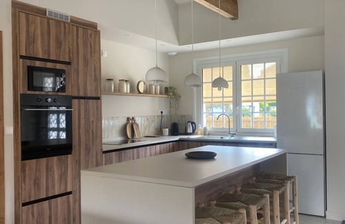 Leon House | Villa with swimming pool, close to the lake/ocean and walking distance to the village