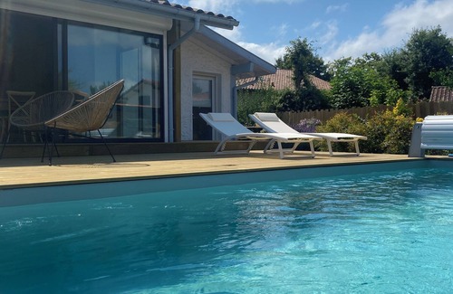 Leon House | Villa with swimming pool, close to the lake/ocean and walking distance to the village
