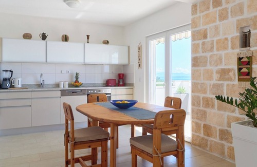 Veliko Brdo House | Villa with two separate four-bed apartments and pool