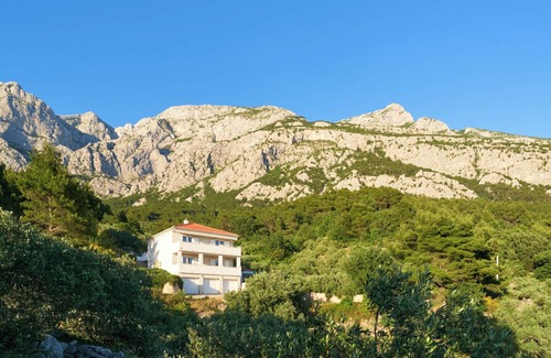 Veliko Brdo House | Villa with two separate four-bed apartments and pool