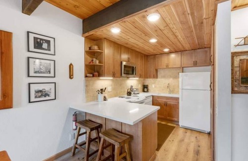 Mammoth Lakes Condo | Village Area 3 bdrm~Private BBQ~Ski in & Out~Walk to Restaurants