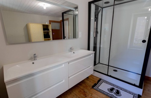 Arlanc House | Village house for groups of 11 people