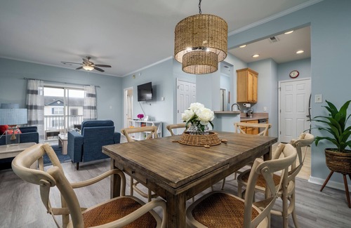 Villages of Five Points Condo | Villages of Five Points 2nd floor condo - great location & amenities!