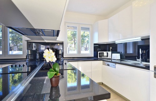 Slatine Villa | Villas With Swimming Pool, Jaccuzi, Sea View, 30m From The Adriatic Sea Dalmatia