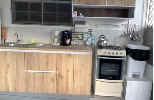 Salina Harbour View Apartment | Vinckennest kamer met bad, porch, kitchenette.