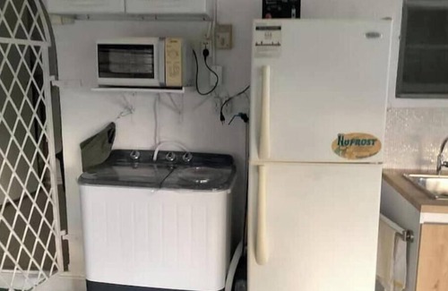 Salina Harbour View Apartment | Vinckennest kamer met bad, porch, kitchenette.