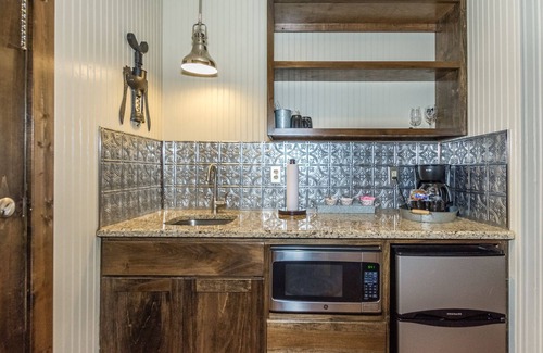 Fredericksburg Hotel | Vineyard Trail Cottages - Adults Only